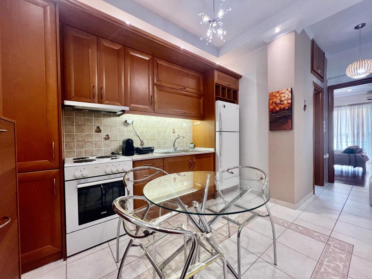Апартаменты Elegant Downtown Retreat Каламата Экстерьер фото