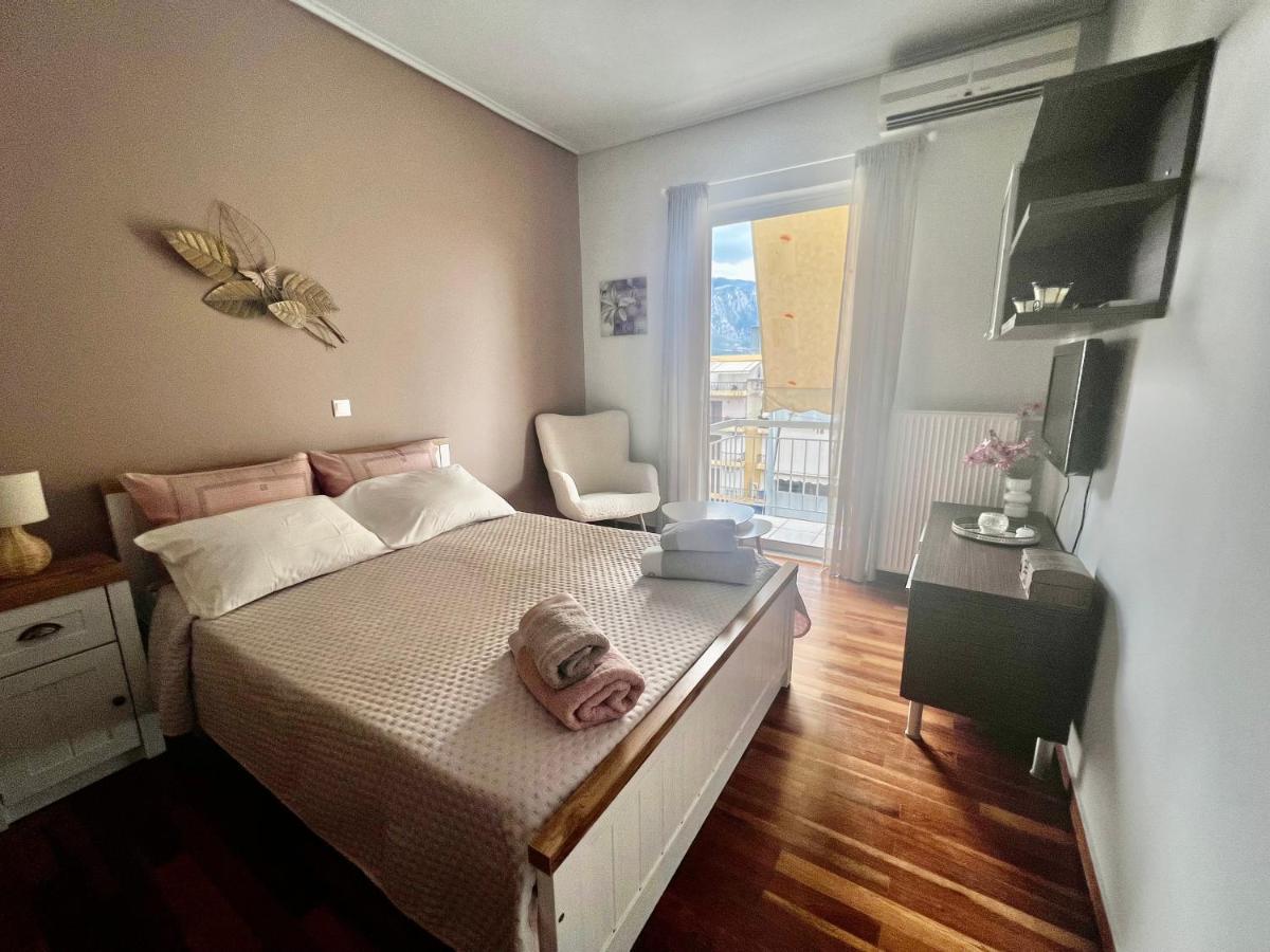 Апартаменты Elegant Downtown Retreat Каламата Экстерьер фото