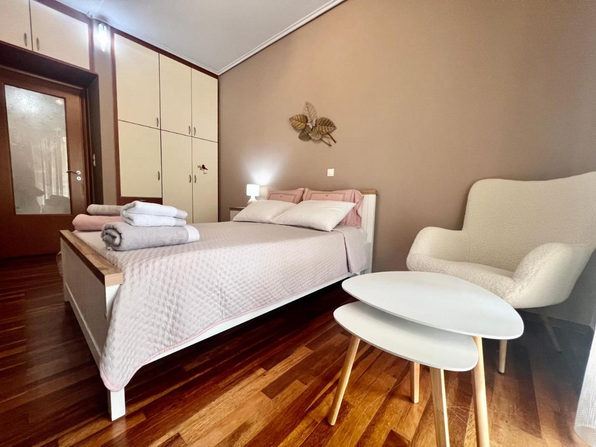 Апартаменты Elegant Downtown Retreat Каламата Экстерьер фото